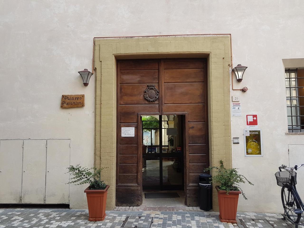 Ostello Palazzo Pierantoni Foligno Buitenkant foto